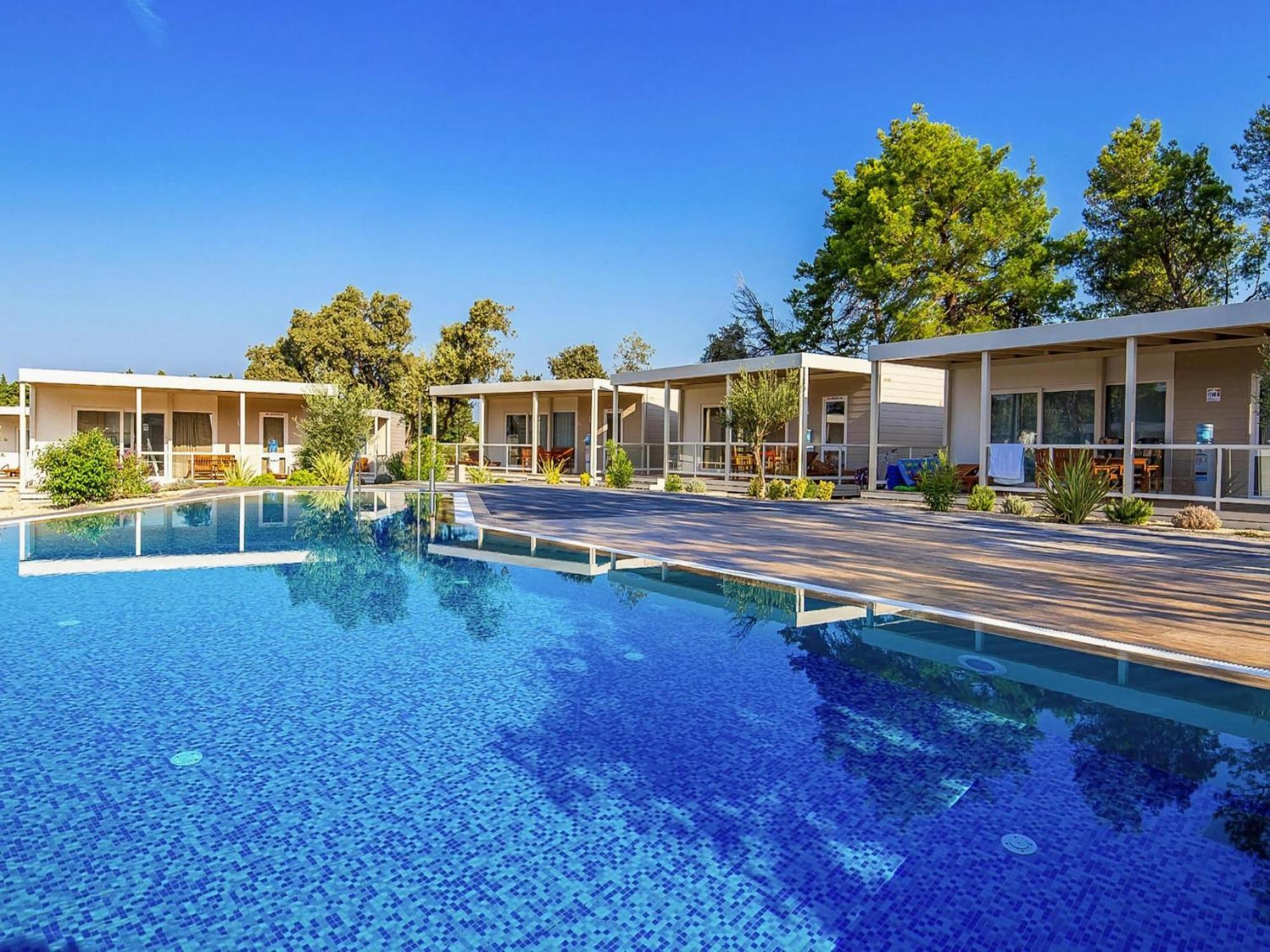 Mobile Homes Mediteran In Caravan Park Strasko, โนวาลยา ภายนอก รูปภาพ