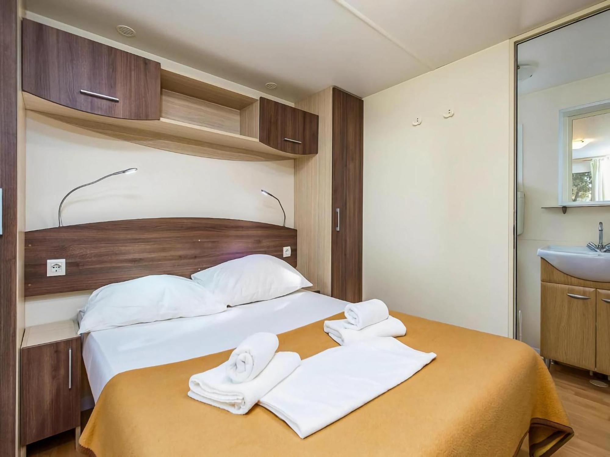 Mobile Homes Mediteran In Caravan Park Strasko, โนวาลยา ภายนอก รูปภาพ